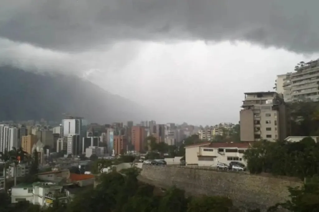 Lluvias-variables-y-cielos-nublados-en-Venezuela-este-sabado-1024×683